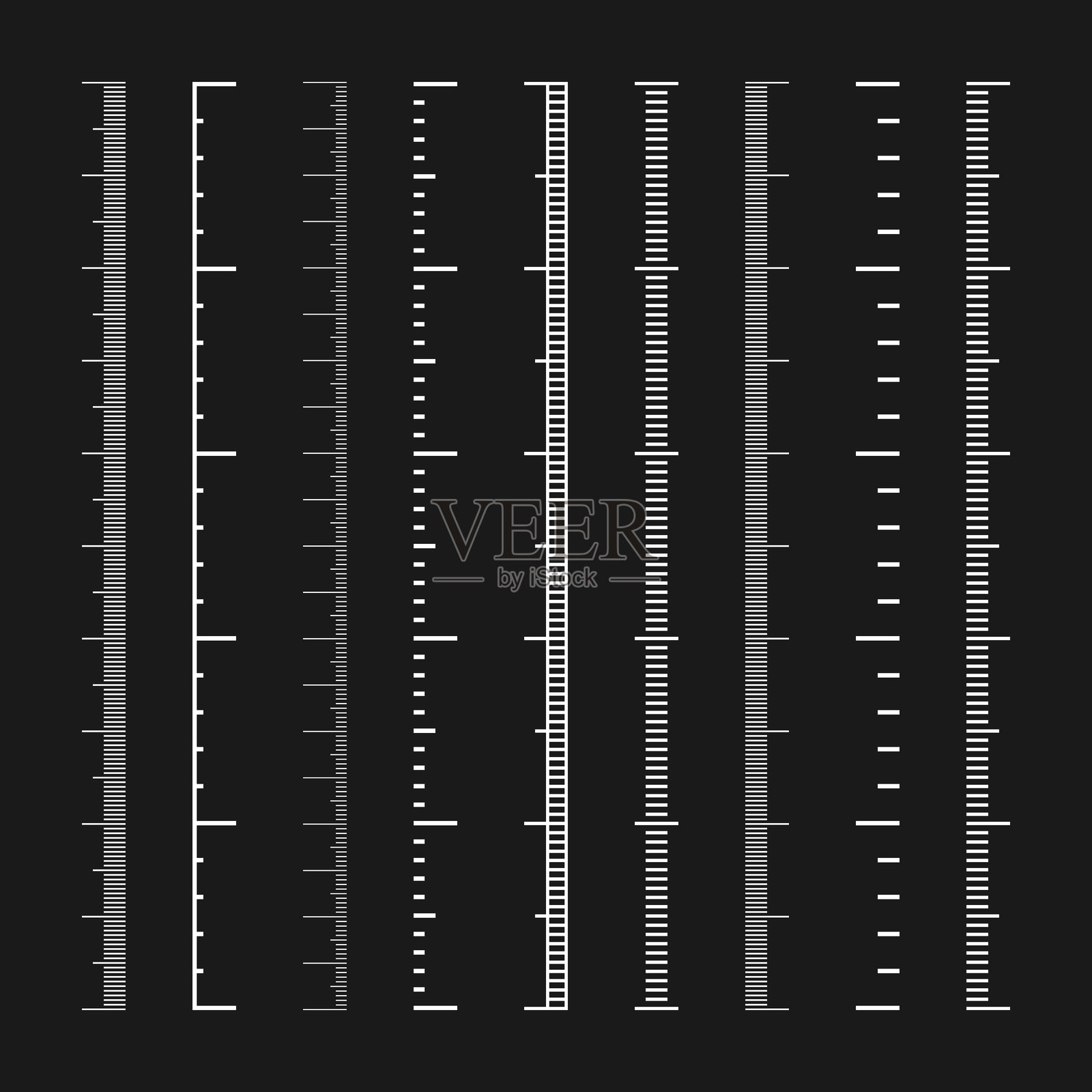 带有刻度的垂直测量尺。用于以厘米、毫米或英寸测量长度或高度的真实比例尺。尺子、卷尺标记、尺寸指示器。矢量插图插画图片素材