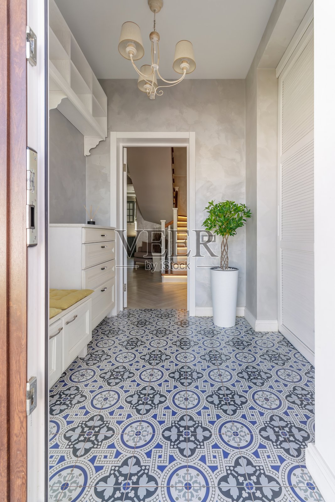 明亮的入口大厅，配有优雅的图案地板和现代室内设计照片摄影图片