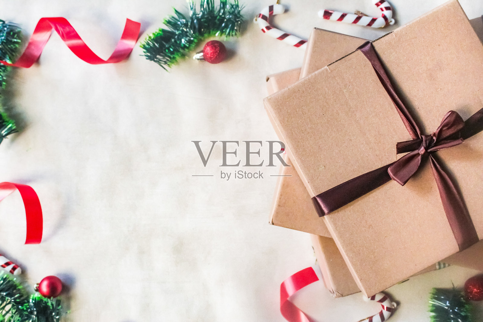 特写一些圣诞礼品盒，留有负空间照片摄影图片