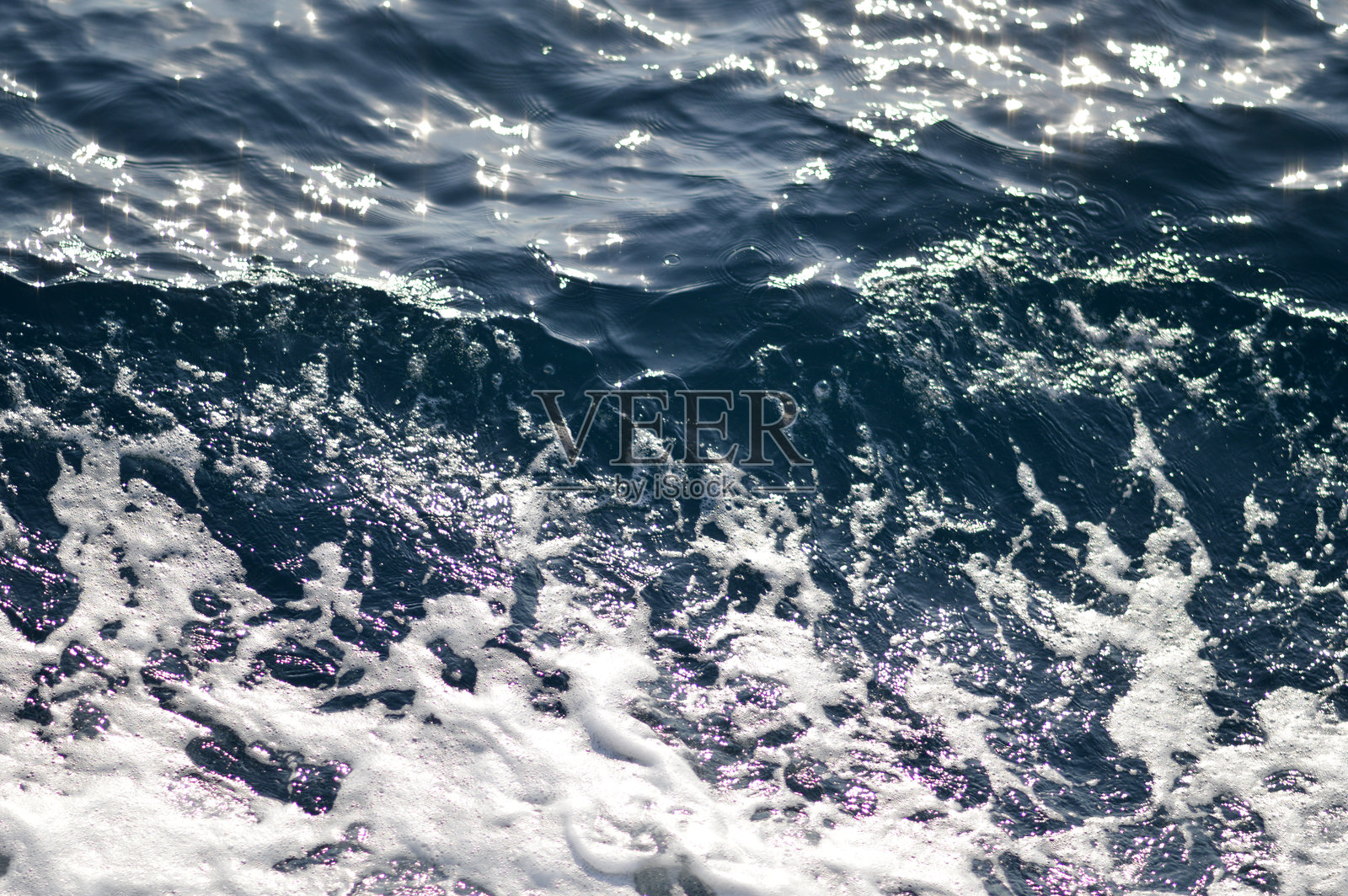 海水波浪、白色泡沫和反射纹理背景照片摄影图片