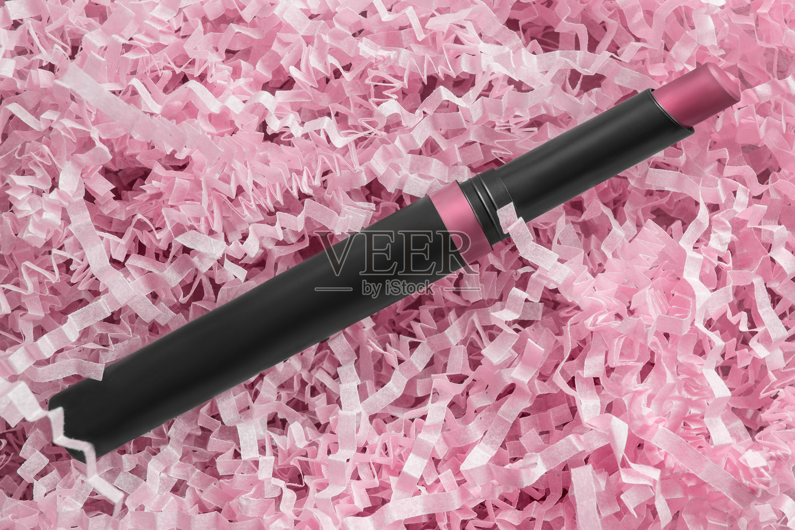 口红与碎纸照片摄影图片