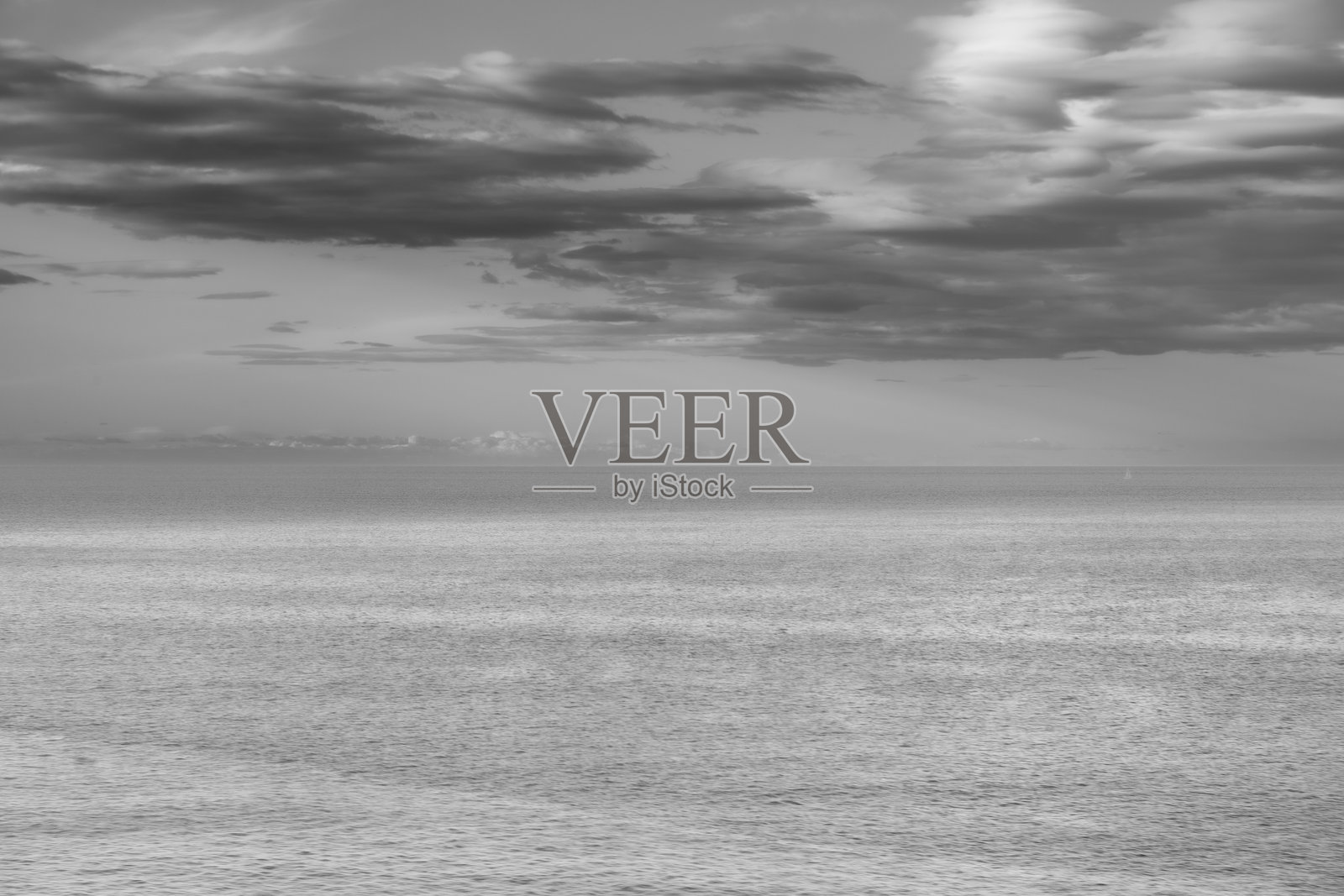 海景与蓝色多云的天空照片摄影图片