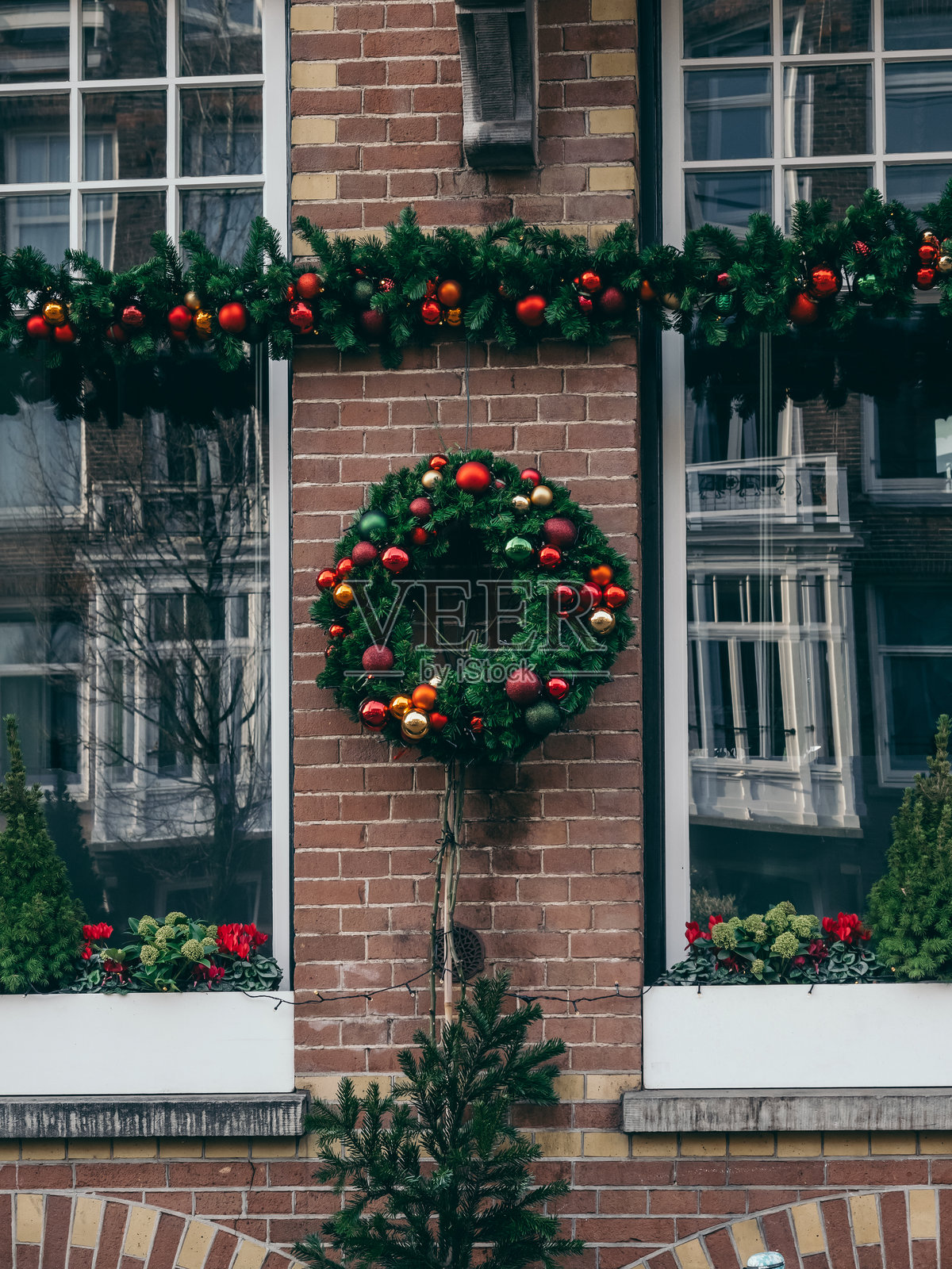 阿姆斯特丹市中心一栋房子的外立面上挂着圣诞花环照片摄影图片