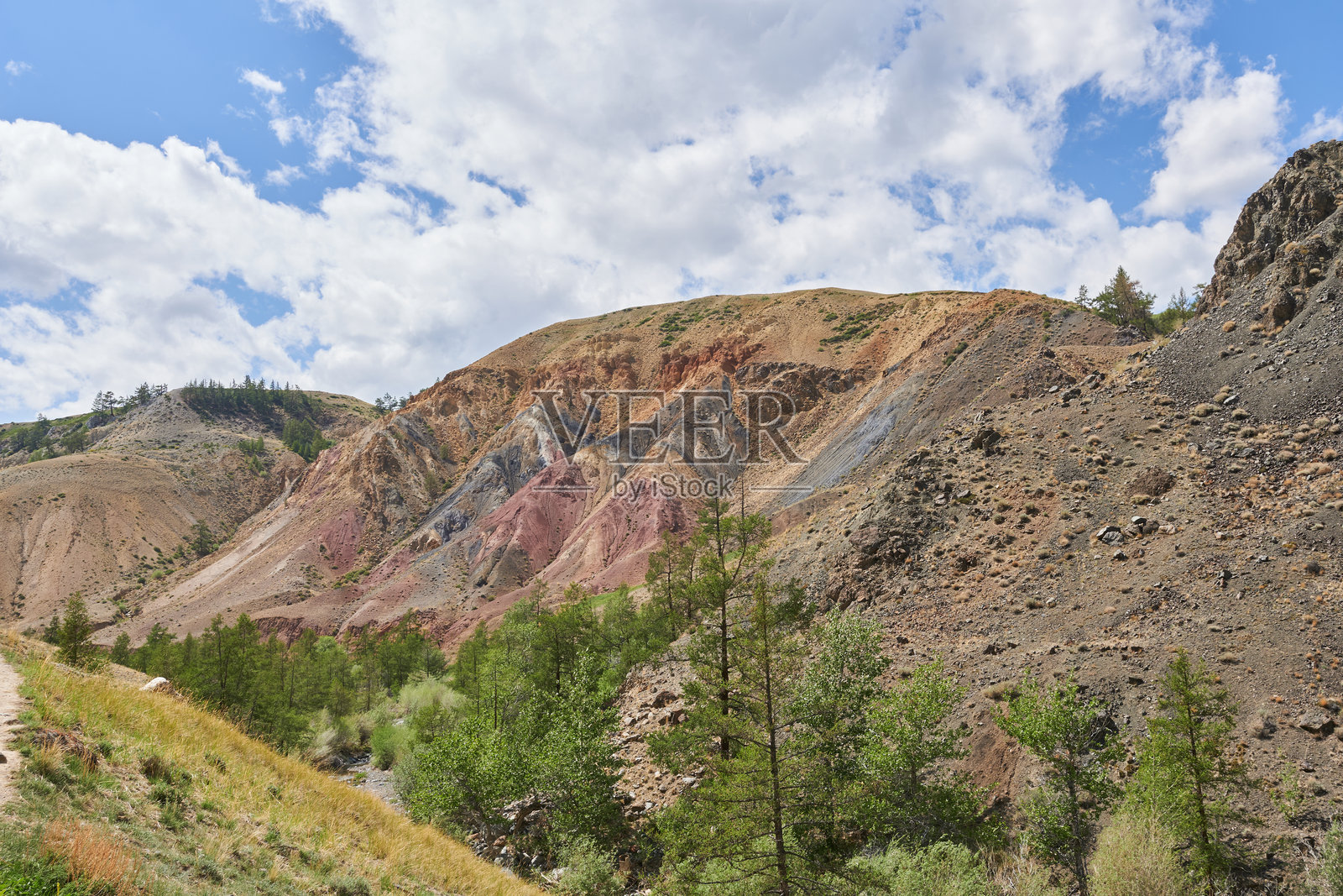五彩斑斓的山脉。阿尔泰山，旅游胜地。徒步旅游。照片摄影图片
