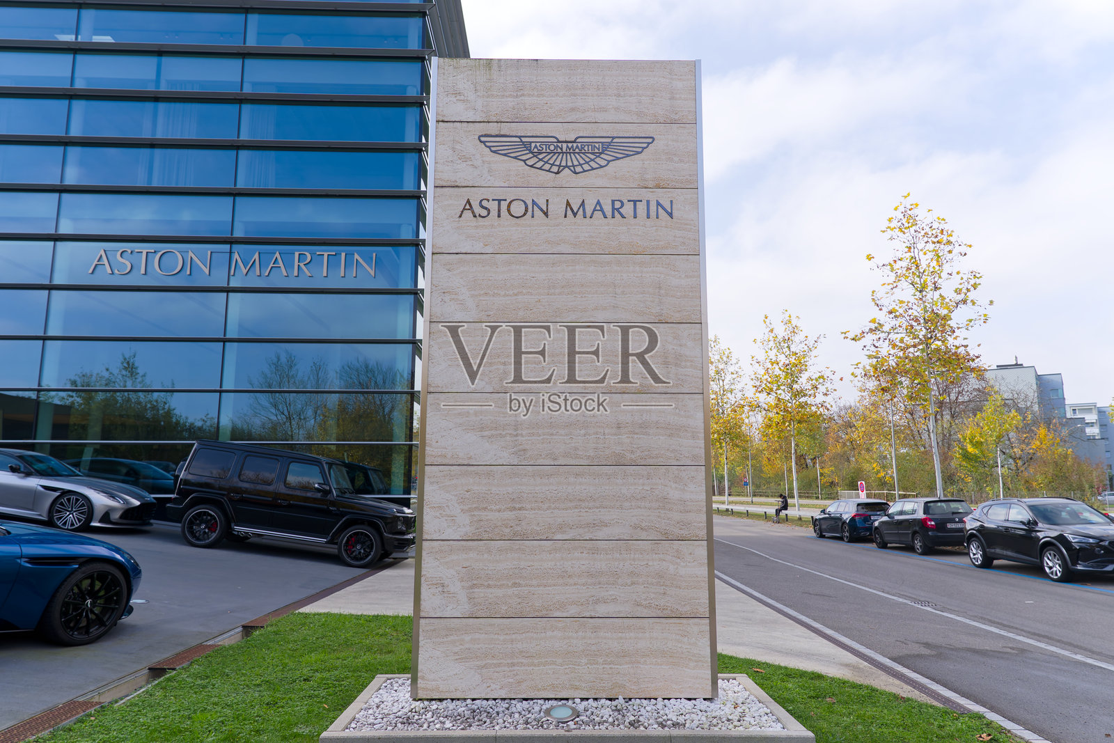 瑞士奥夫基昂市一家豪华汽车经销商户外停放的新款英国阿斯顿·马丁跑车，秋天的日子。照片摄影图片