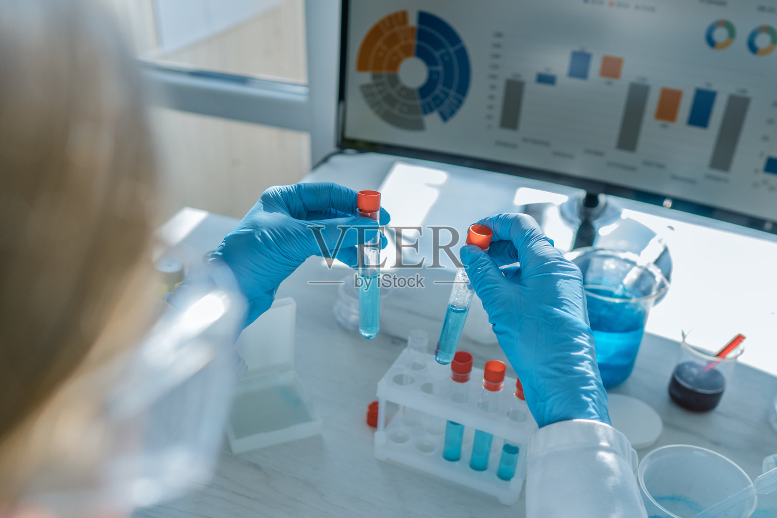 一位熟练的科学家在实验室中使用专业的试管和先进的方法进行复杂的测试，取得了突破性的发现和重大的研究与技术进展。照片摄影图片