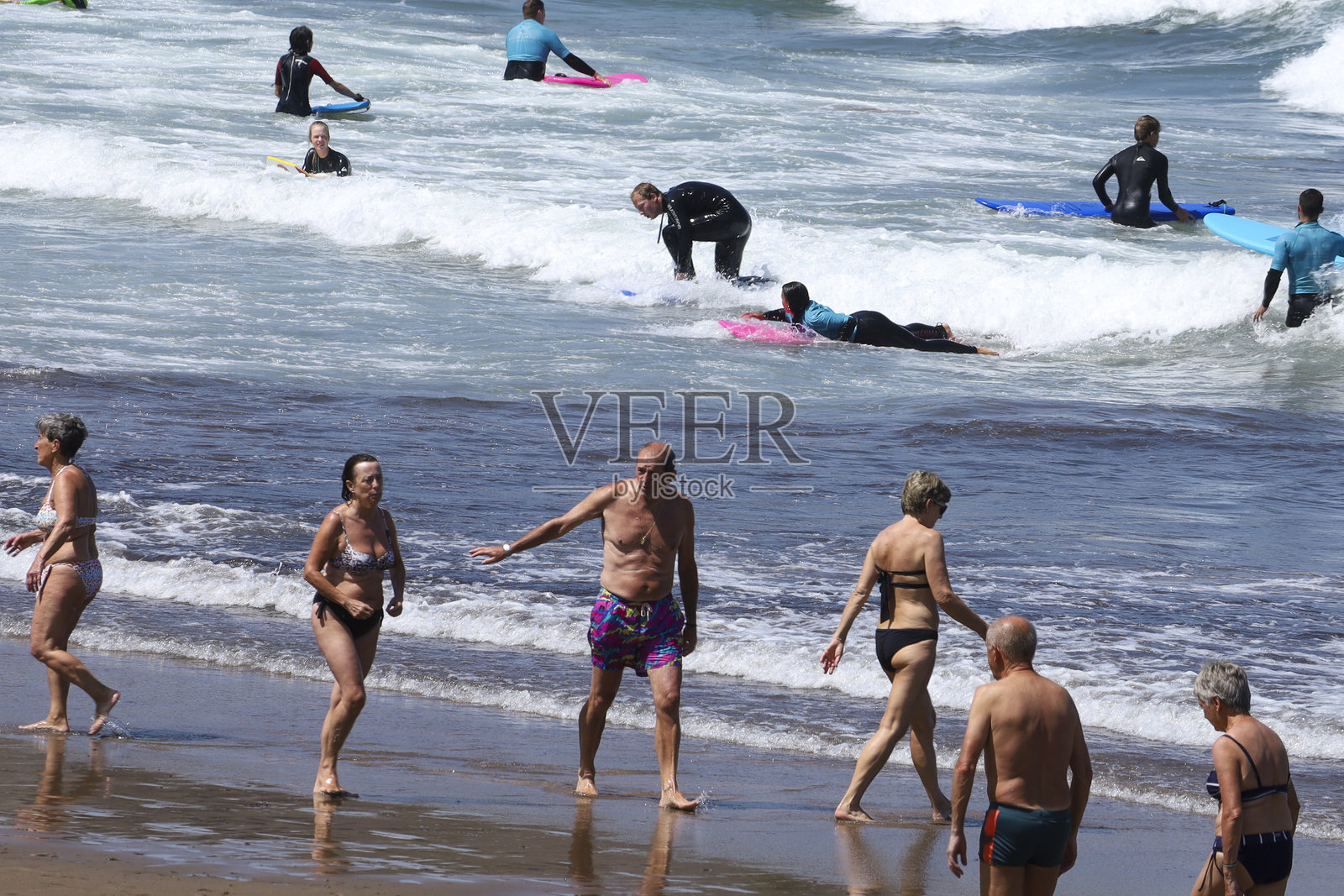 夏天人满为患的伊祖伦海滩照片摄影图片