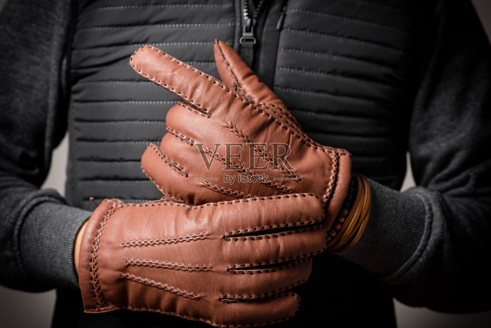 戴着手套照片摄影图片