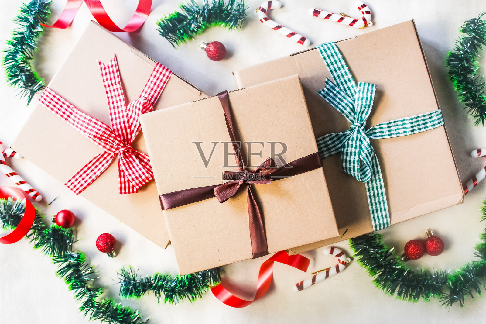 一些带有圣诞装饰品的圣诞礼物照片摄影图片