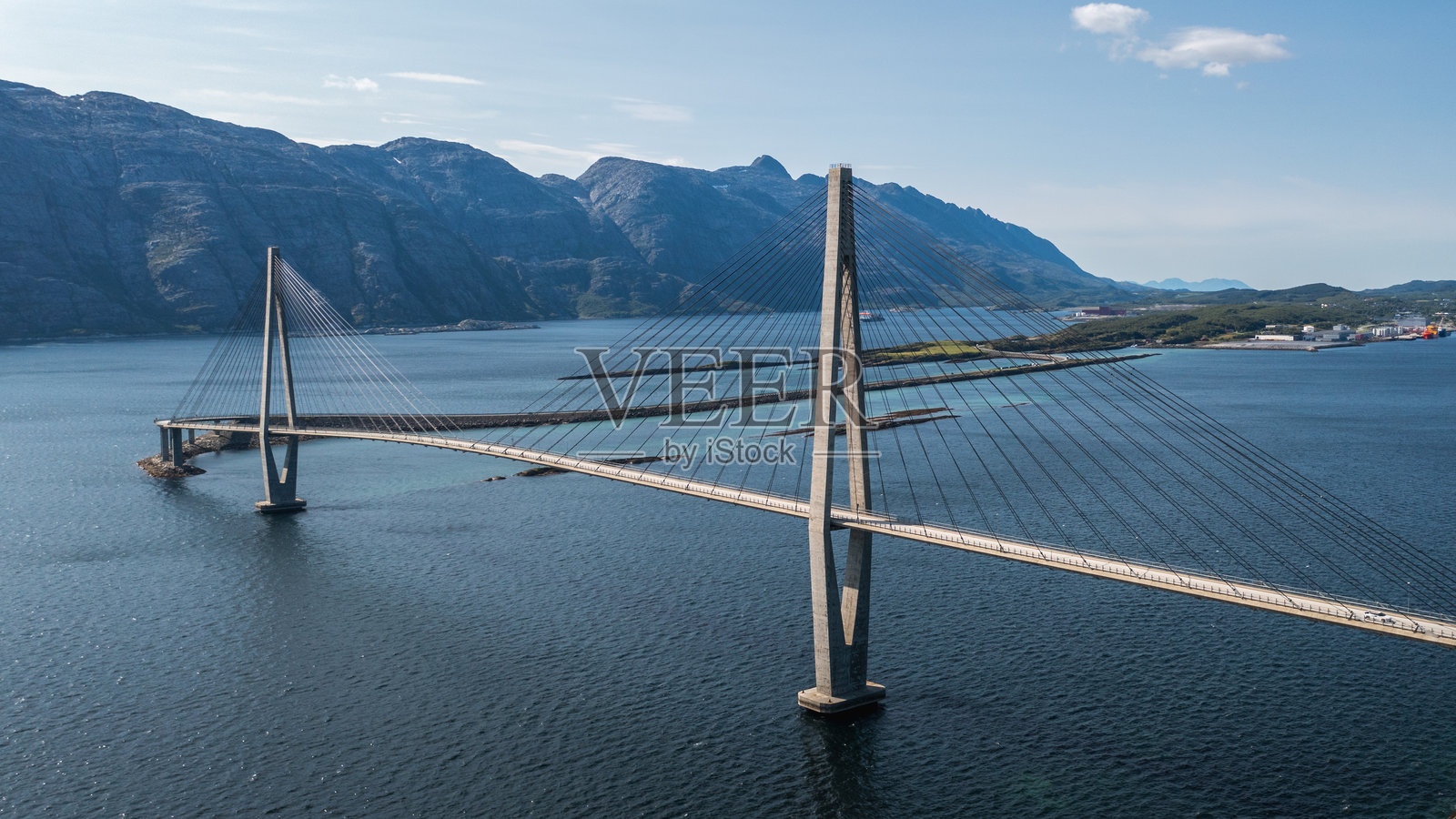 白天的赫尔盖兰桥照片摄影图片