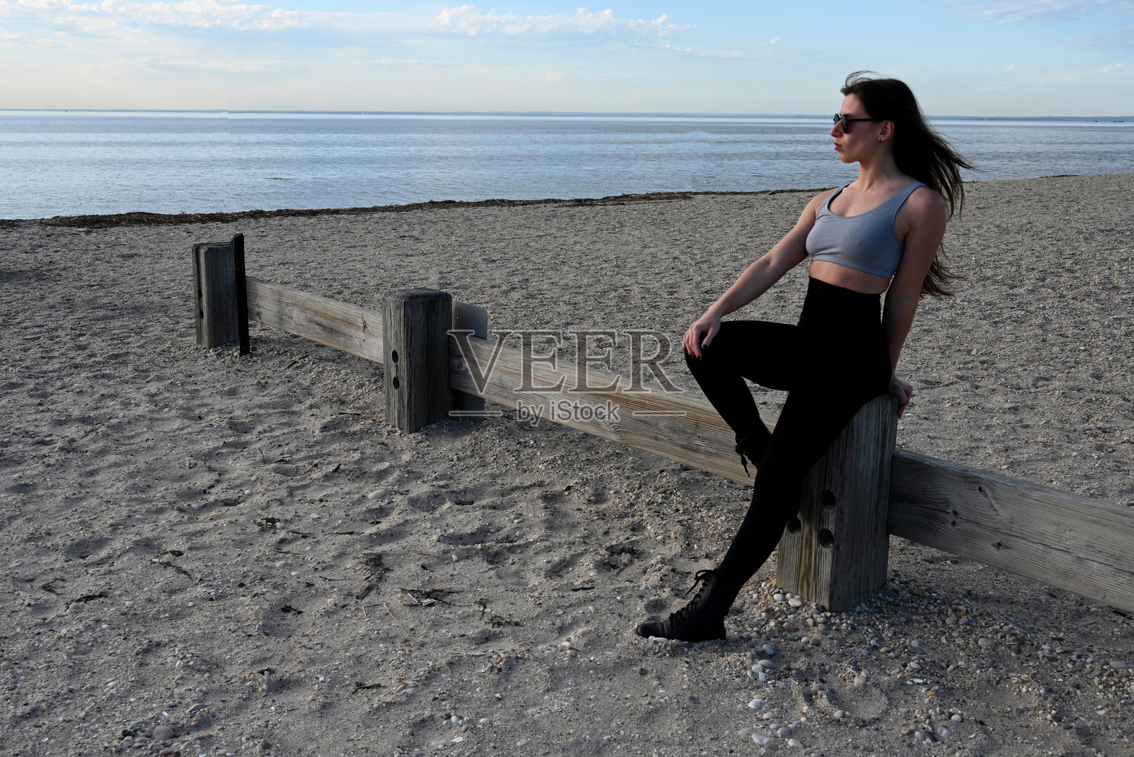 美丽的年轻女孩在海滩上照片摄影图片