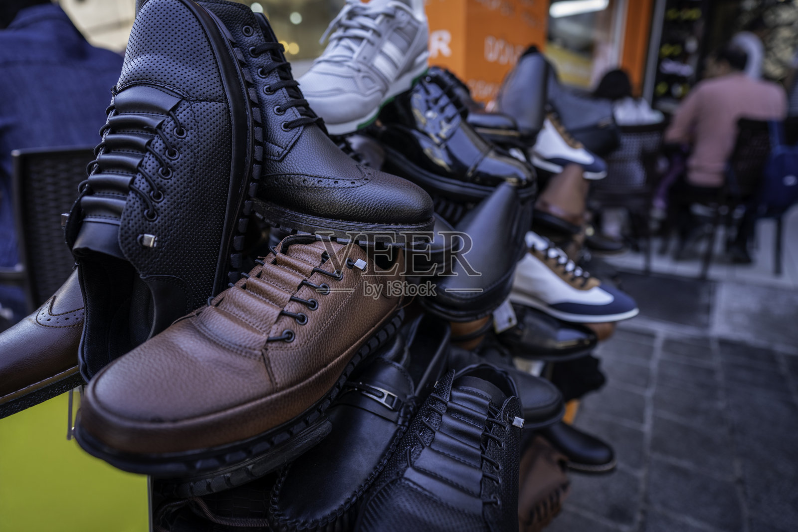 鞋子准备在街头横向零售出售照片摄影图片