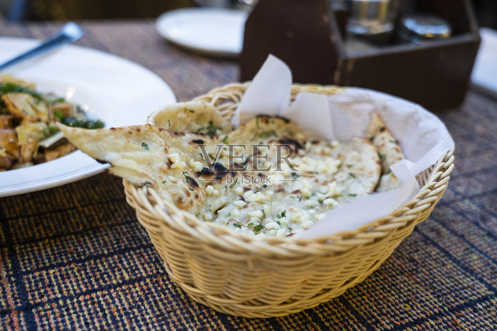 印度烤饼在面包篮中照片摄影图片