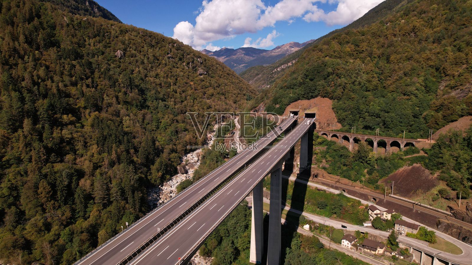 穿越山脉的高速公路桥照片摄影图片