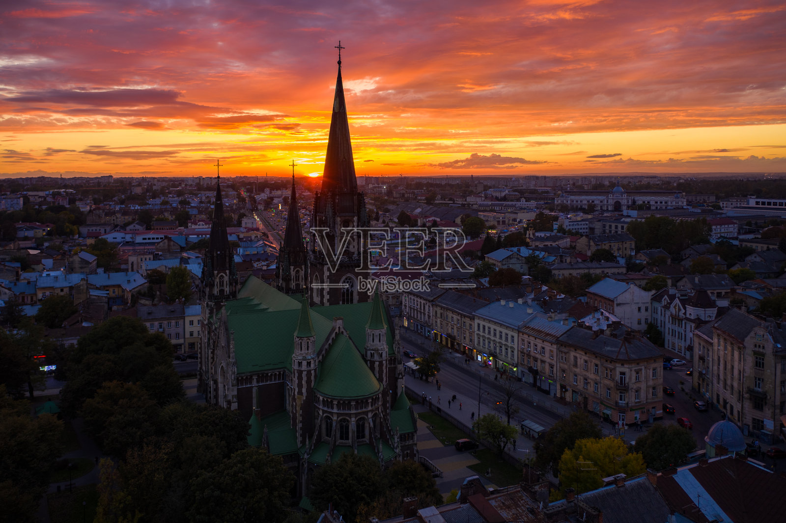 从无人机拍摄的乌克兰利沃夫伊丽莎白教堂的鸟瞰图。照片摄影图片