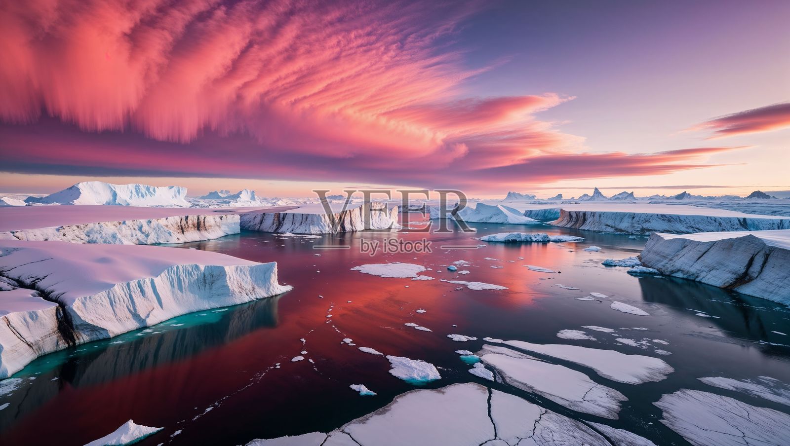 日落时分，冰山在绚丽的粉色天空下。照片摄影图片