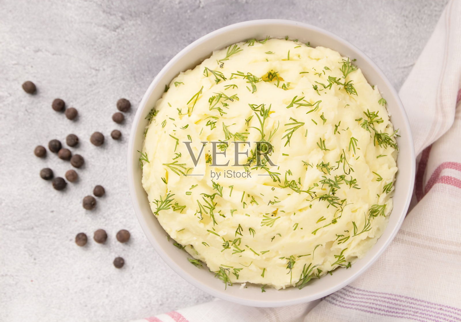 美味的土豆泥、香菜和胡椒放在灰色大理石桌子上照片摄影图片