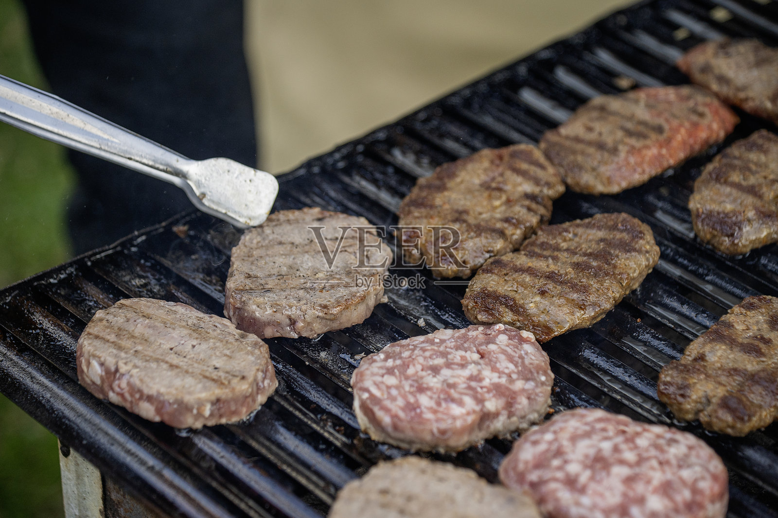肉类正在烧烤架上烤制。照片摄影图片