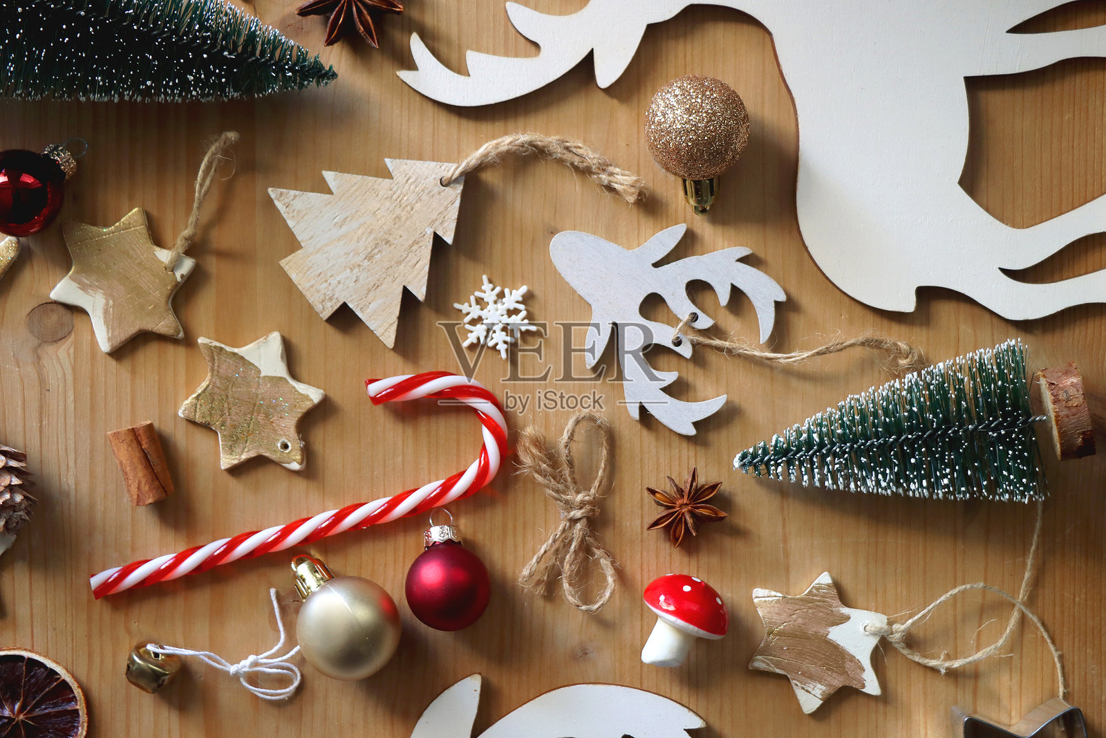 木质背景上的圣诞装饰照片摄影图片
