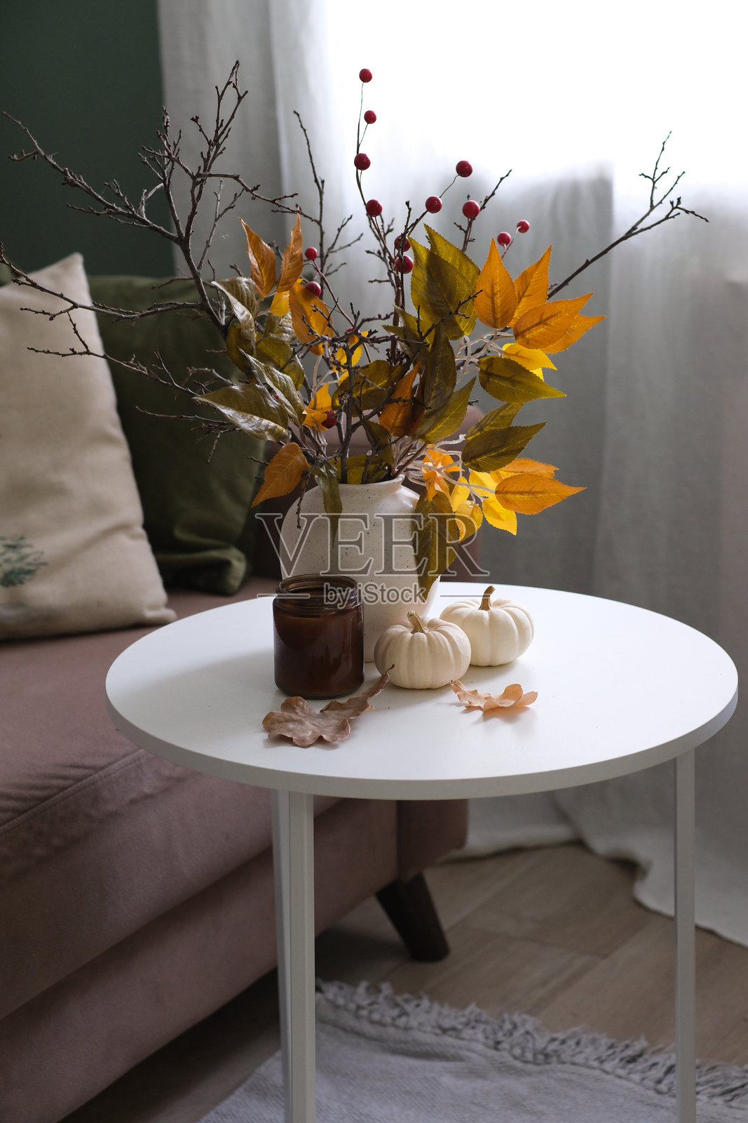 温馨宜人的秋季装饰：白色桌子上的优雅季节性物品摆放照片摄影图片