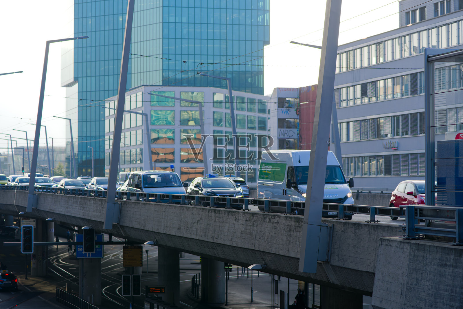 瑞士苏黎世工业区哈德桥上繁忙交通的美丽景色,阳光明媚的秋日。照片摄影图片