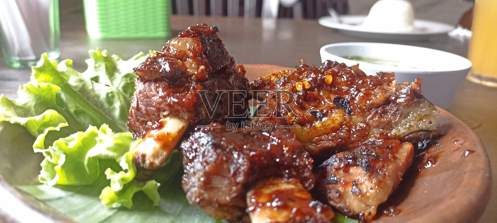 烤排骨配汤和蔬菜照片摄影图片