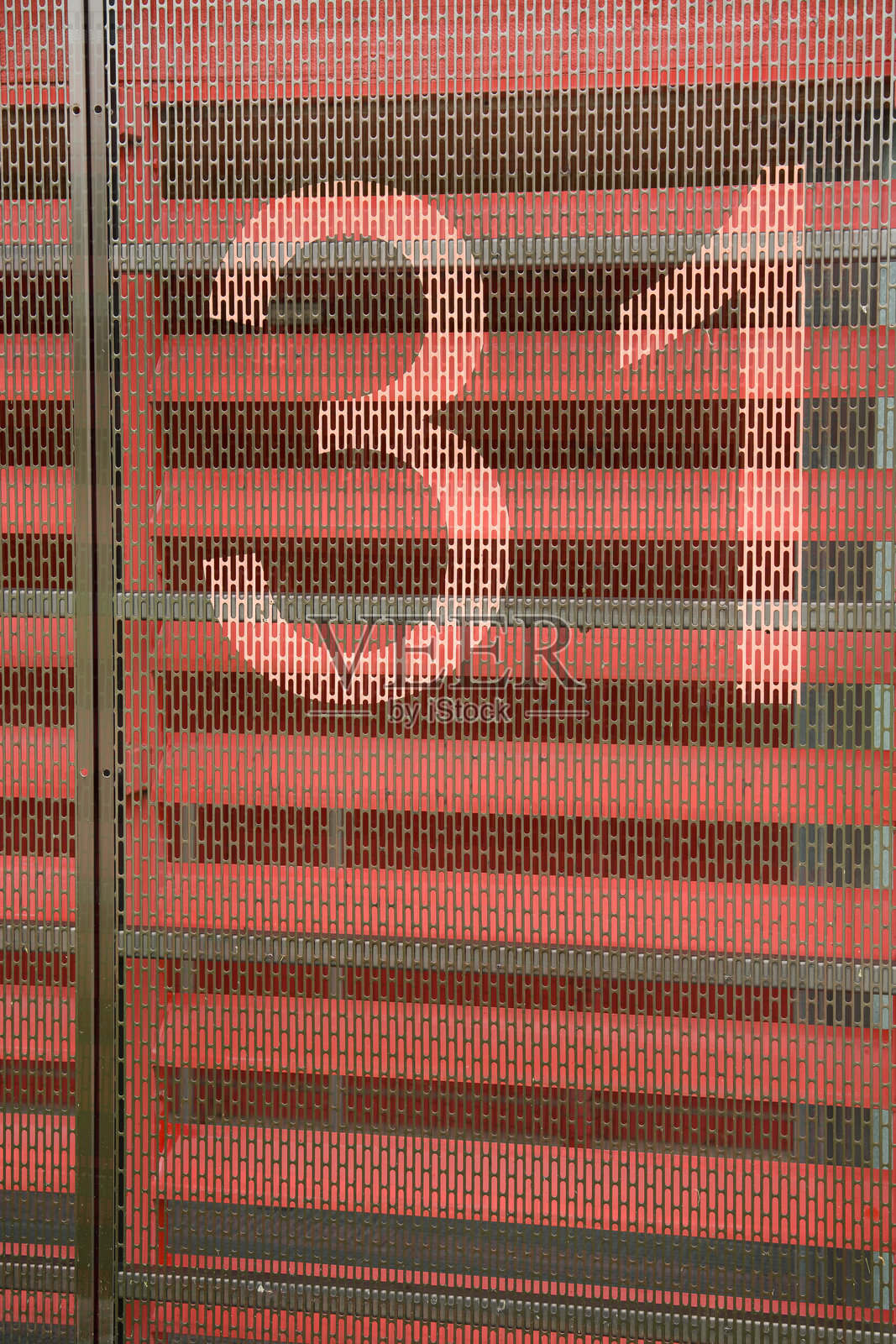 金属门由穿孔金属制成，上面写有数字。照片摄影图片