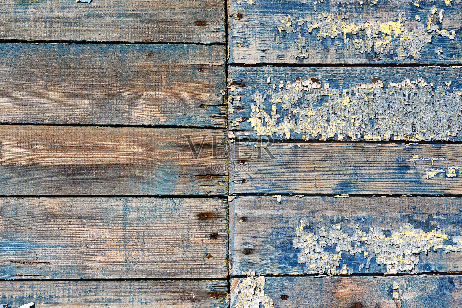美丽的浅蓝色和黄色木纹背景的质感。老房子或谷仓的风化涂漆木板特写。横向彩色摄影。照片摄影图片
