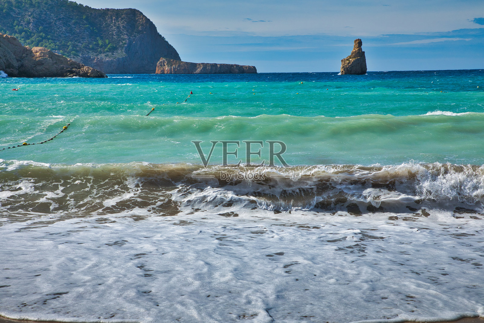 伊比萨岛海岸风景的贝尼拉斯海滩和沐浴田园诗般的景象照片摄影图片