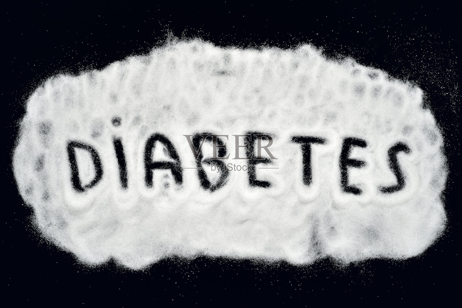 “糖尿病”这个词写在散落的精制白糖上照片摄影图片