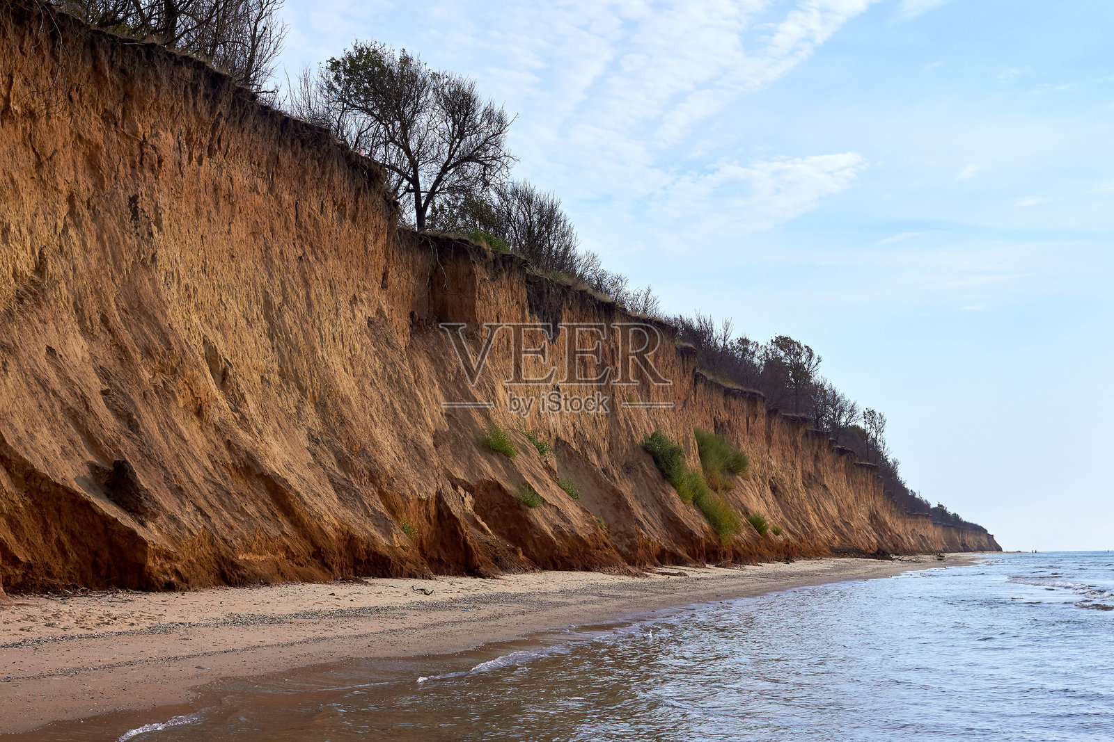 黏土悬崖，沙滩。黑海海岸线照片摄影图片