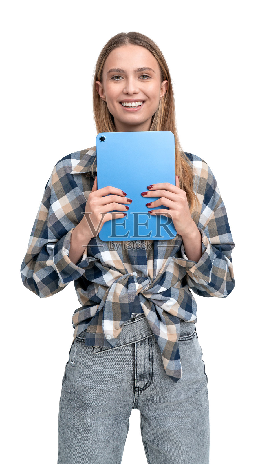 微笑的女性手持蓝色平板，背景为白色。照片摄影图片