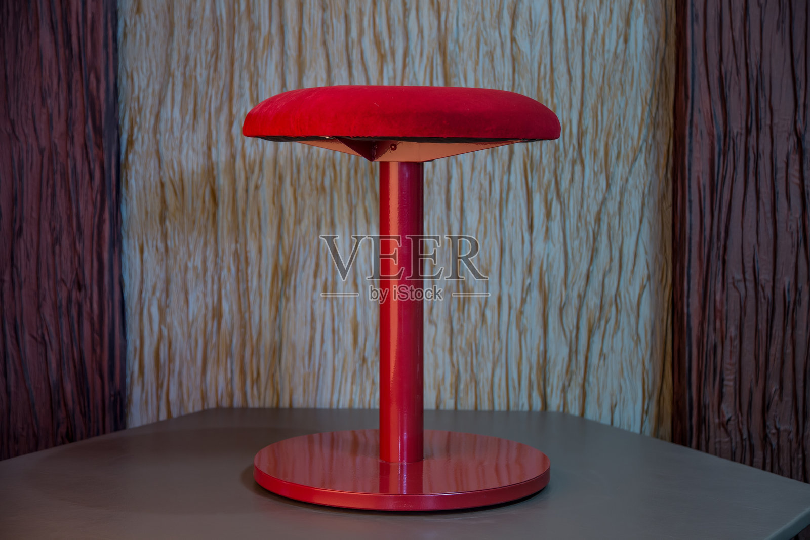 红色天鹅绒座椅凳子照片摄影图片