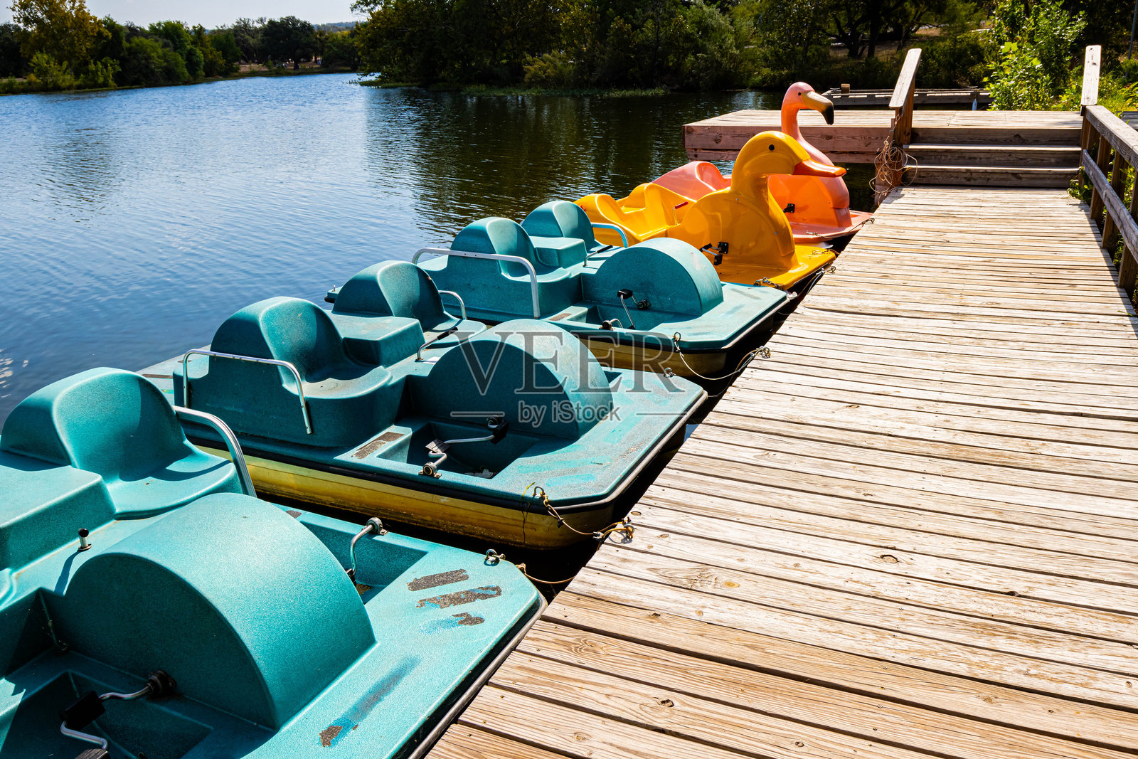 印克斯湖码头上的划水船照片摄影图片