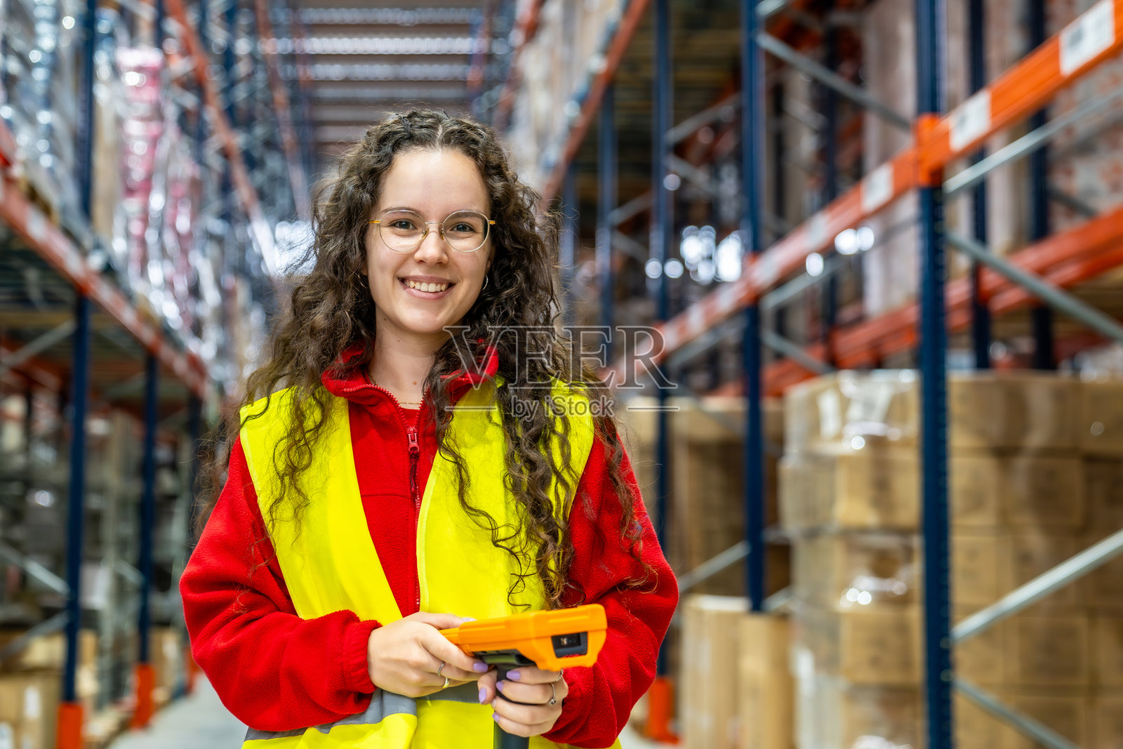快乐的员工在配送仓库里手持扫描仪照片摄影图片