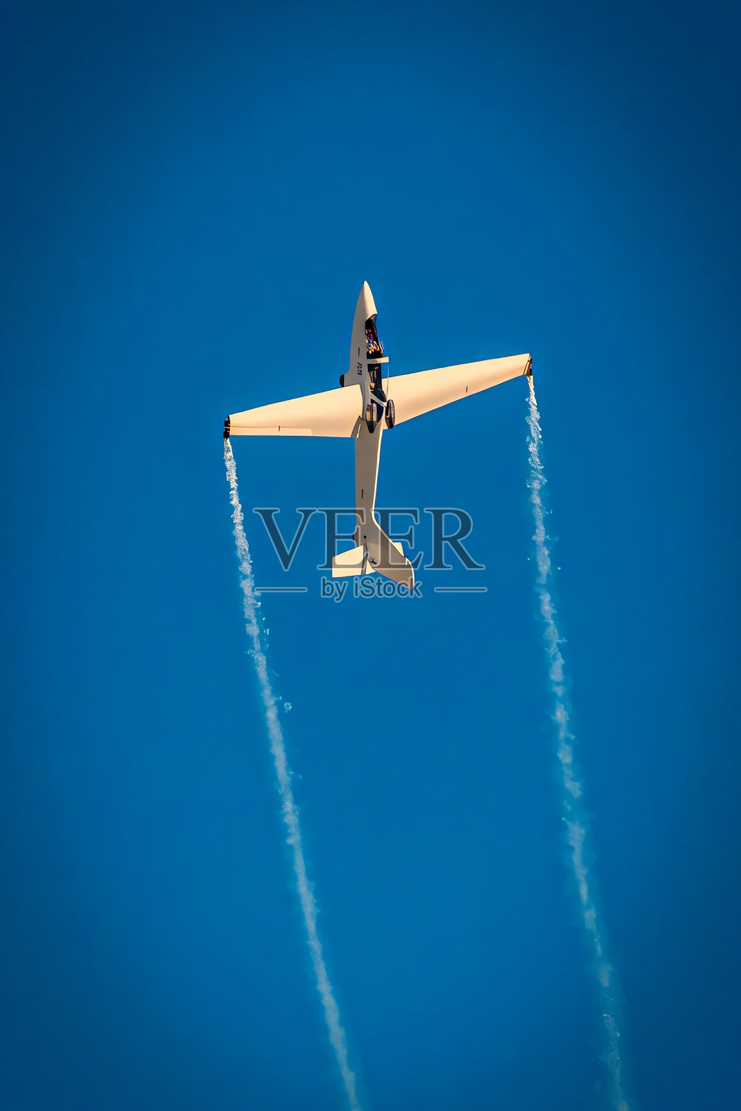 蓝天中的特技飞机飞行动作照片摄影图片