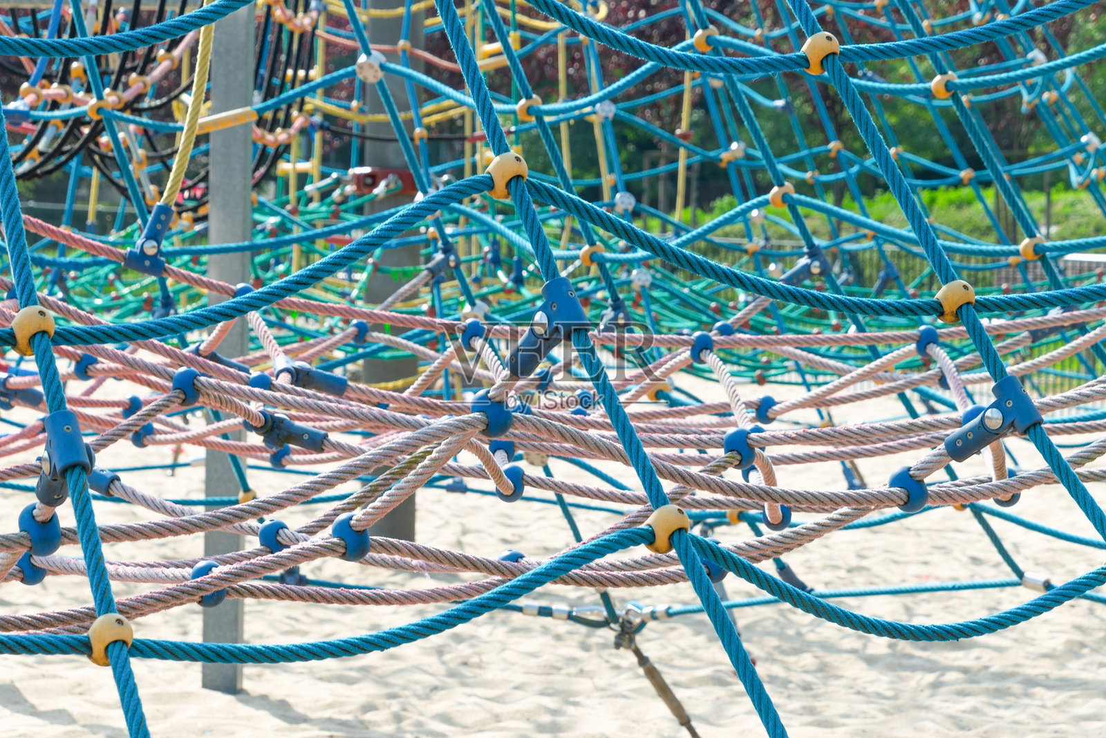 儿童户外游乐场。网绳。照片摄影图片