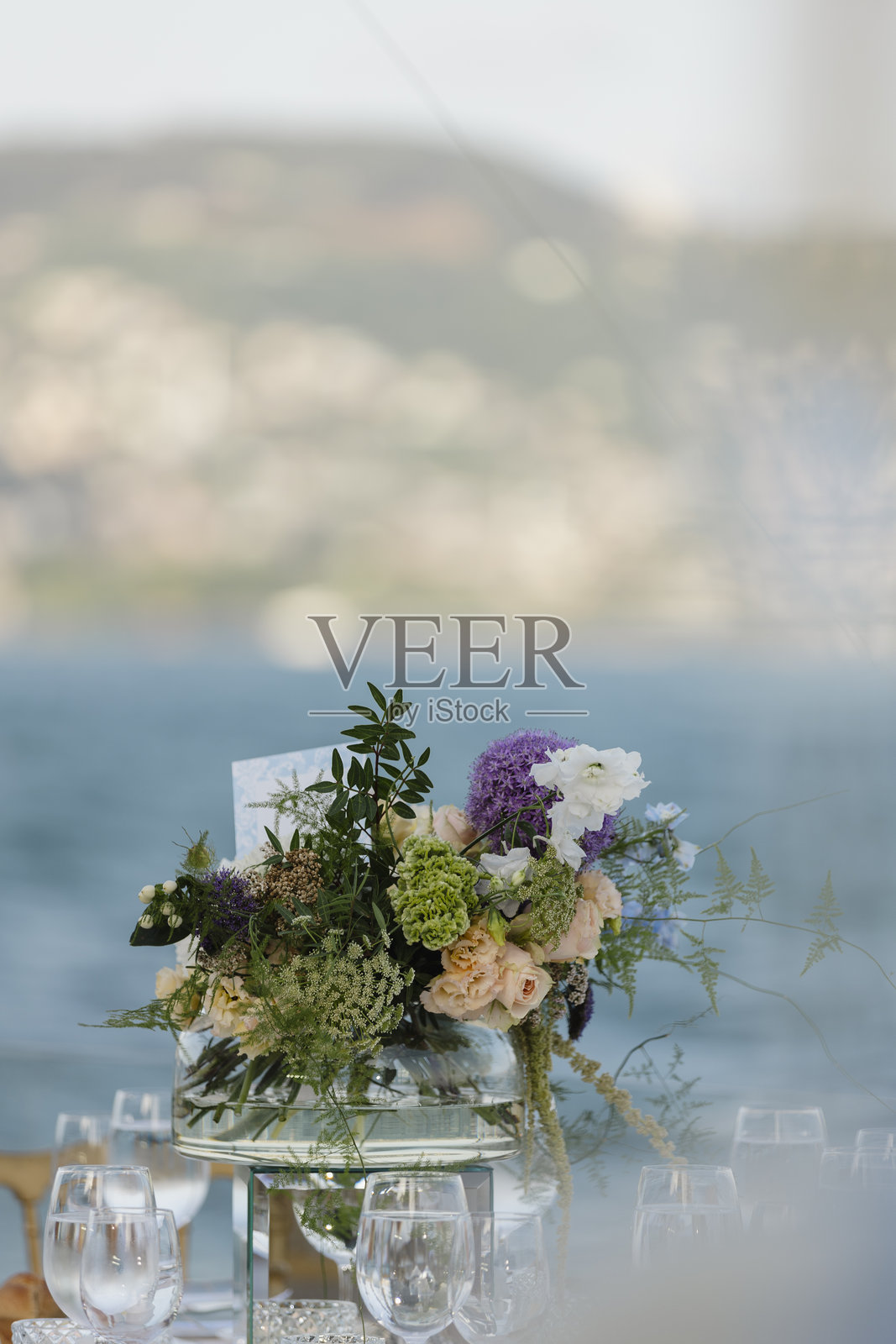 博斯普鲁斯海滨的美丽花卉和蜡烛装饰照片摄影图片