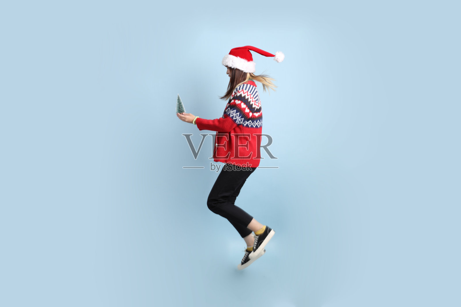 戴着圣诞老人帽的女人照片摄影图片