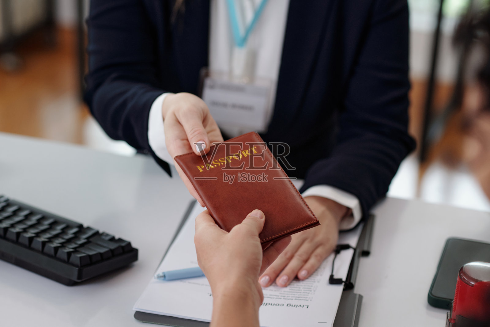 女性将文件递给社工照片摄影图片