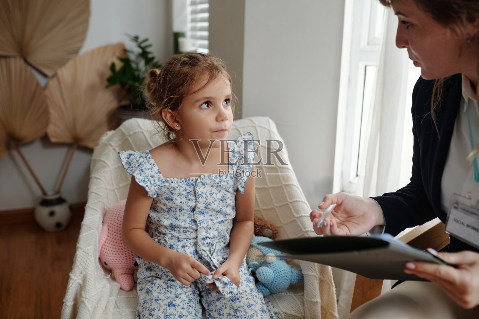 社工与小女孩交谈照片摄影图片