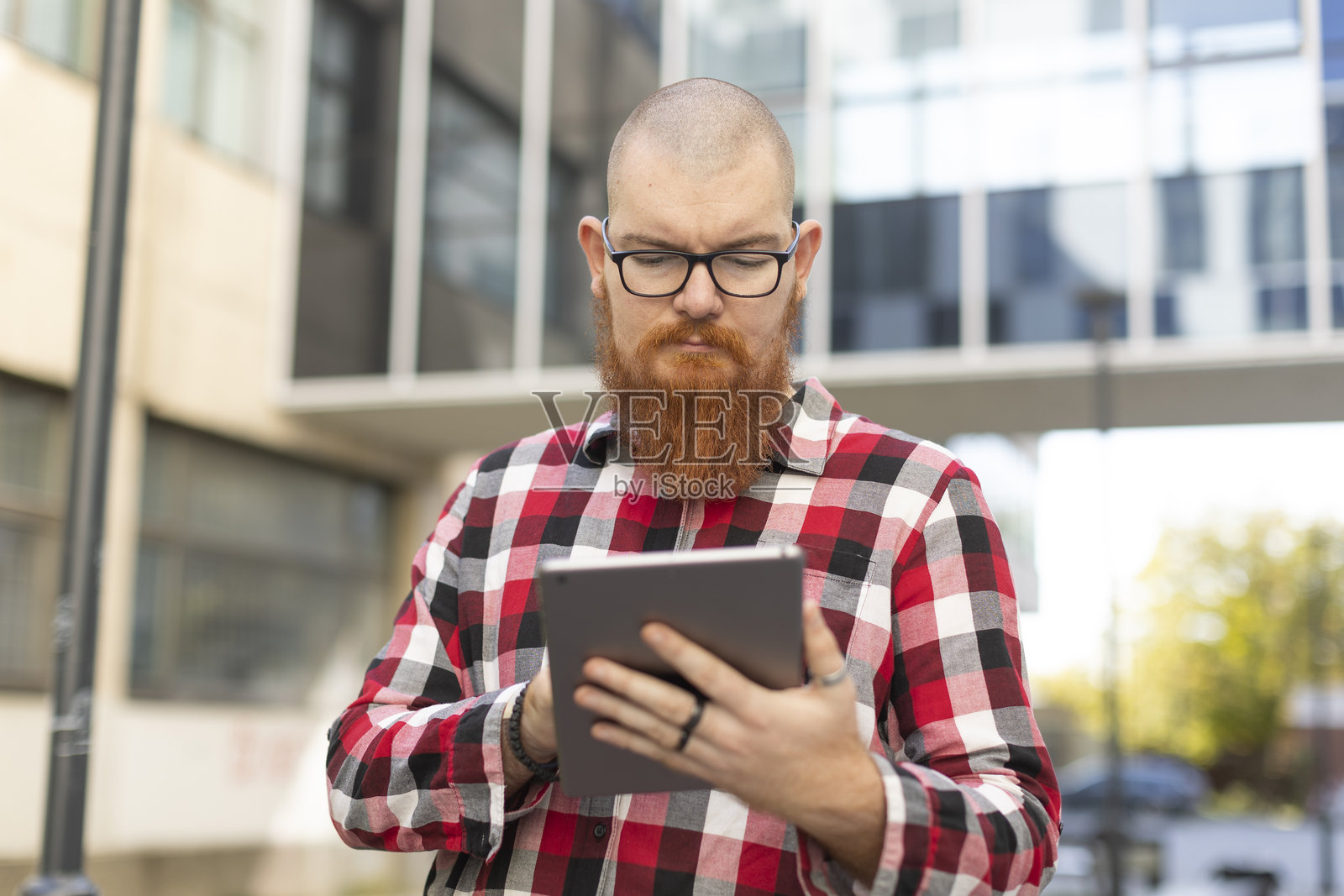 一名学生在平板电脑上准备考试照片摄影图片