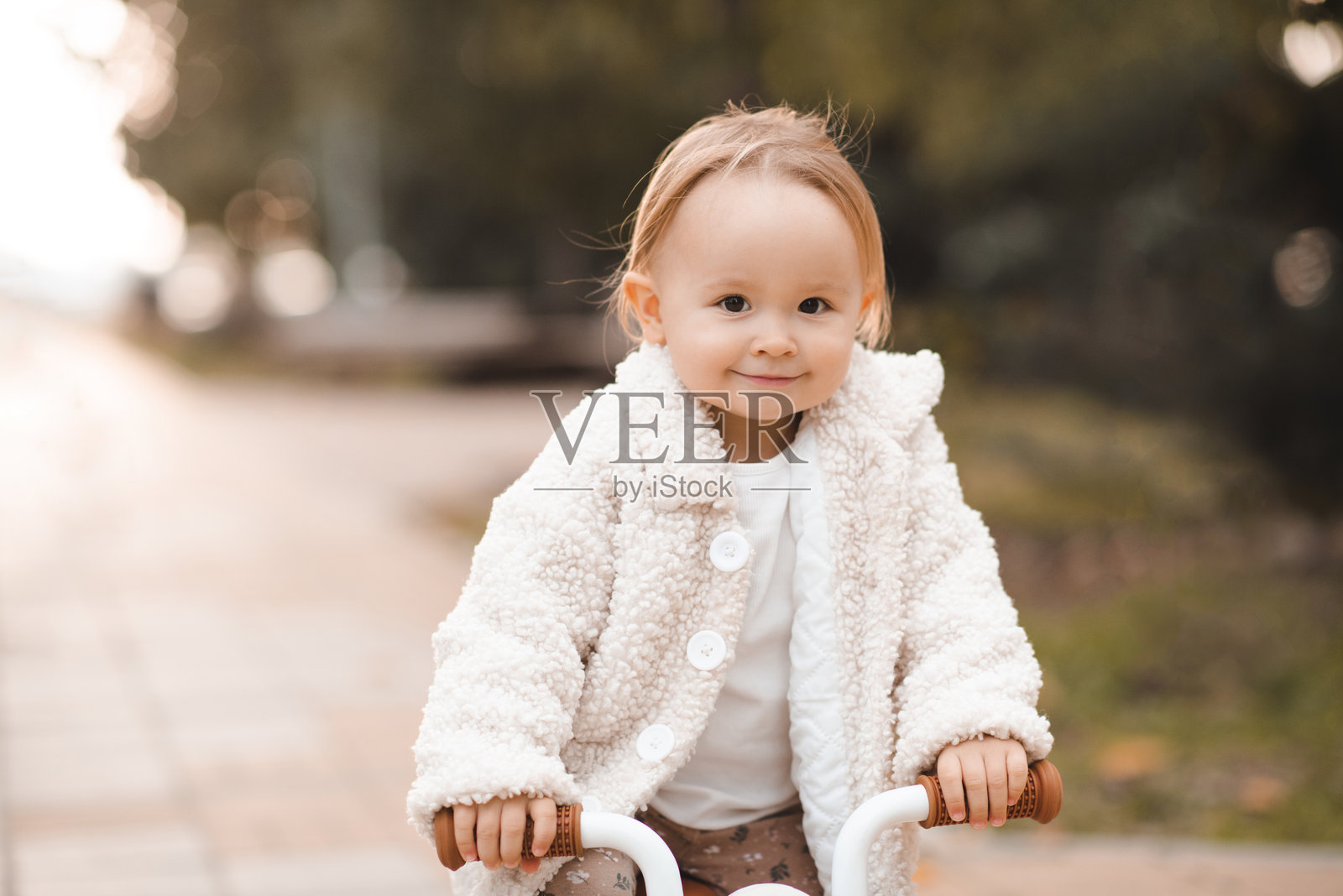 可爱的小女孩骑着平衡车照片摄影图片