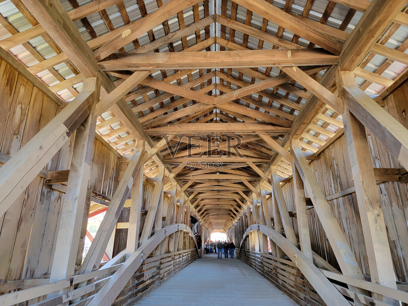 在一座有顶的桥内照片摄影图片