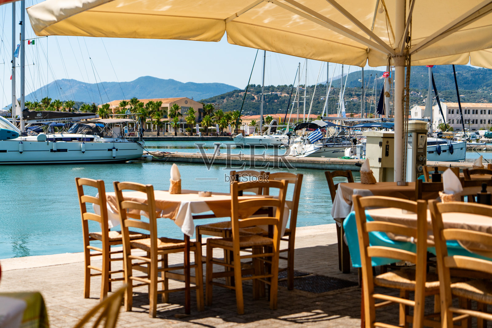 莱夫卡达港的海滨用餐体验照片摄影图片
