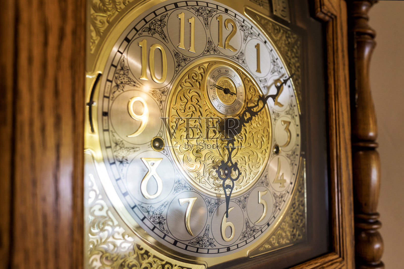 老式落地钟表面细节照片摄影图片