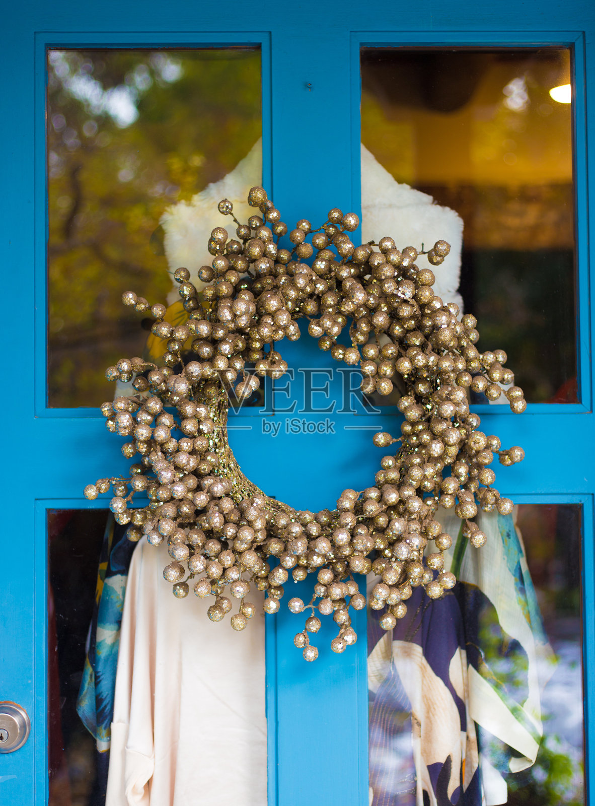 圣菲，新墨西哥州：蓝色门上的金色圣诞花环照片摄影图片