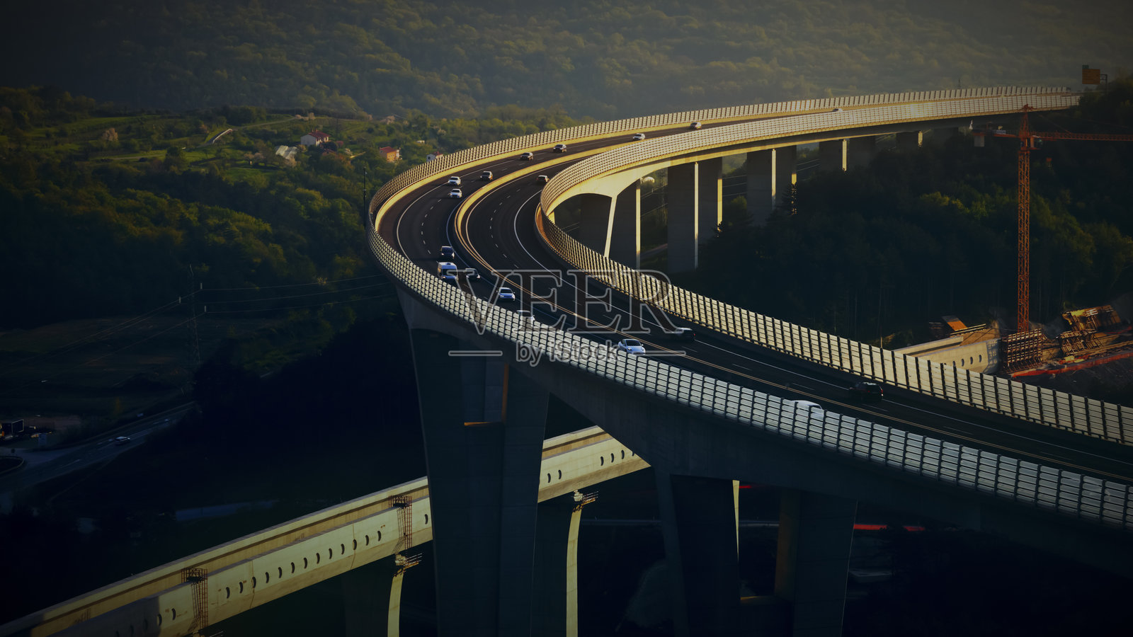 繁忙高架桥交通下的日落色彩照片摄影图片
