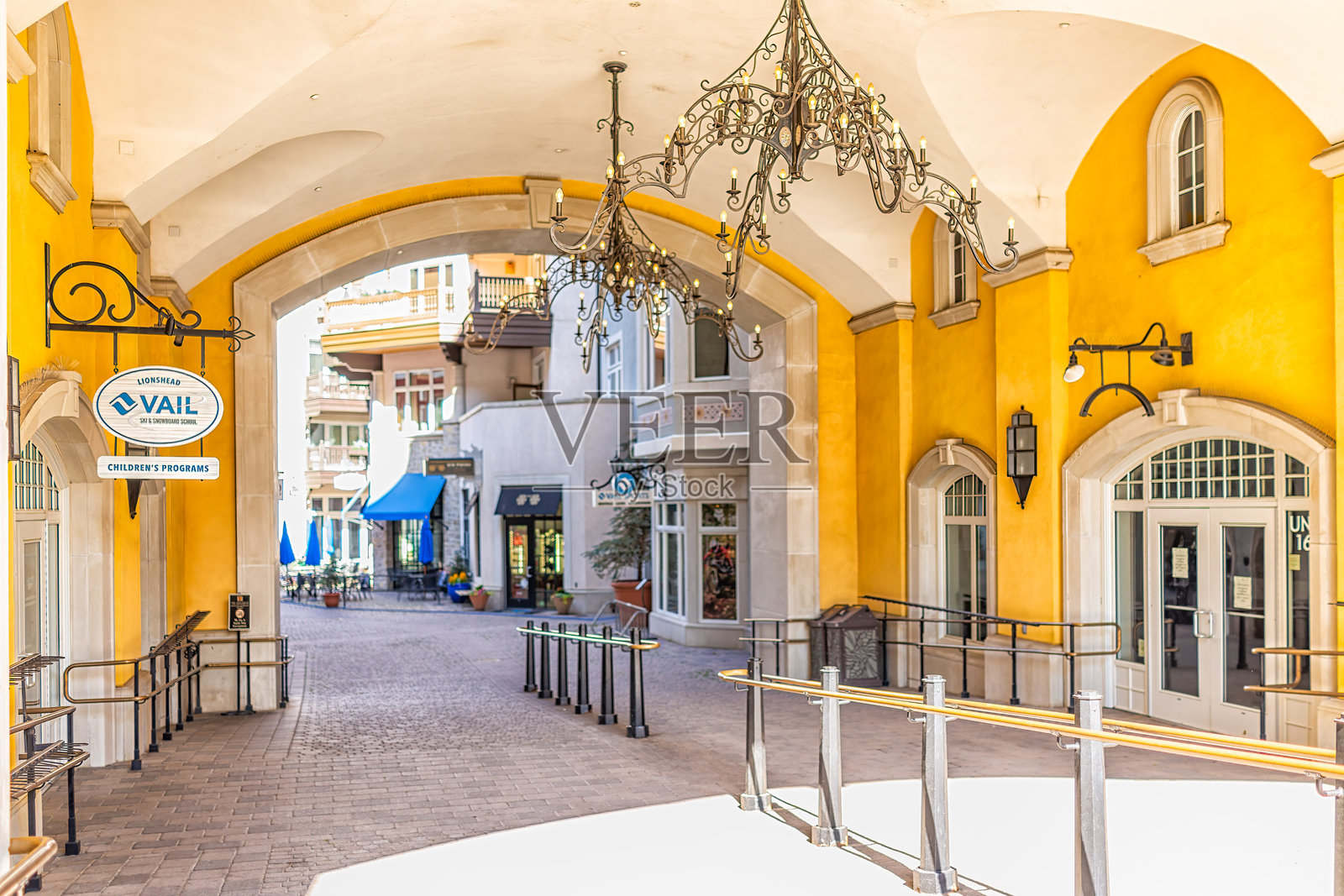拱形人行道带栏杆通往科罗拉多州维尔的狮头广场阿拉贝尔酒店购物区照片摄影图片