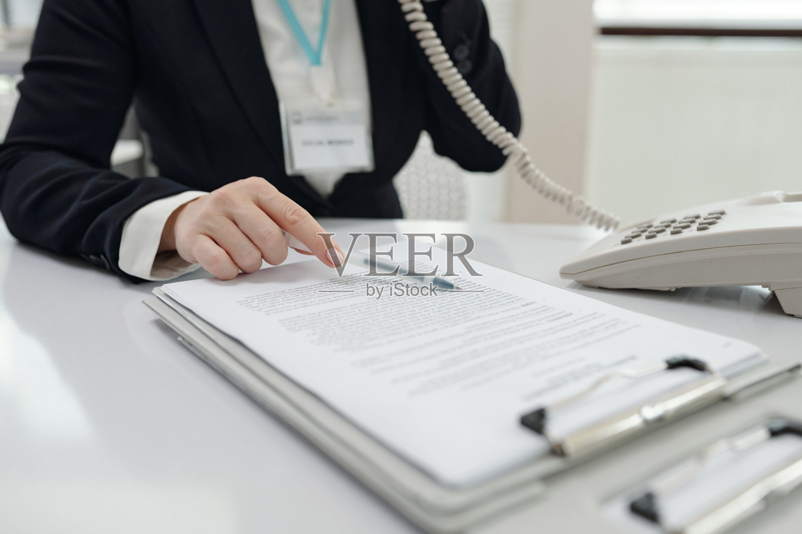 社工通过电话讨论文件照片摄影图片